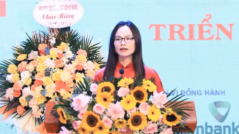 Nhà báo Vương Minh Huệ - Tổng Biên tập Tạp chí Người Hà Nội phát biểu. (Ảnh: QUANG THÁI)