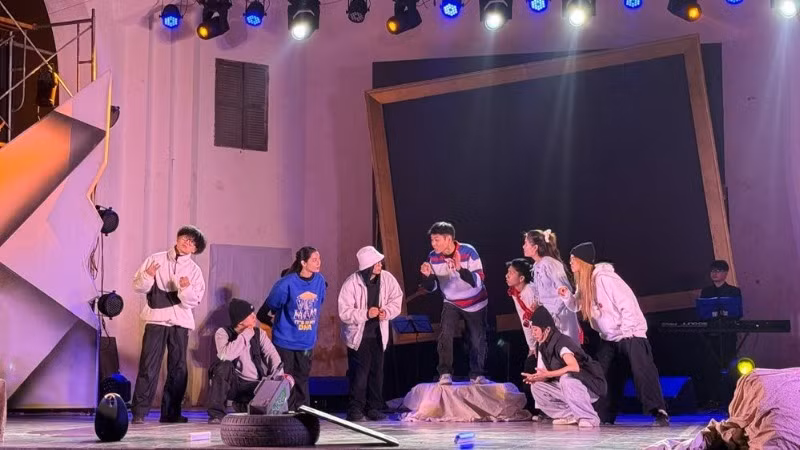 Chương trình bắt đầu từ câu chuyện nhóm bạn trẻ tình cờ phát hiện một sân khấu nhỏ bị lãng quên. (Ảnh: NHTT)