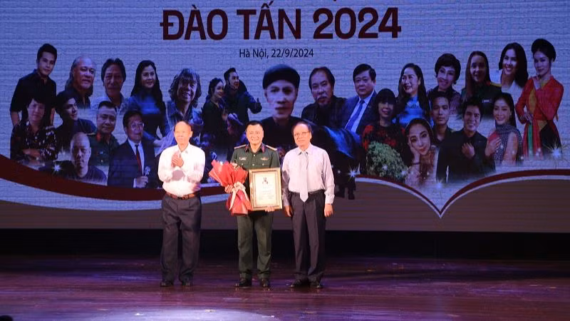 Trao giải “Vở diễn xuất sắc” cho vở chèo "Đại đội trưởng của tôi" (Nhà hát Chèo Quân đội). (Ảnh: Linh Trần)