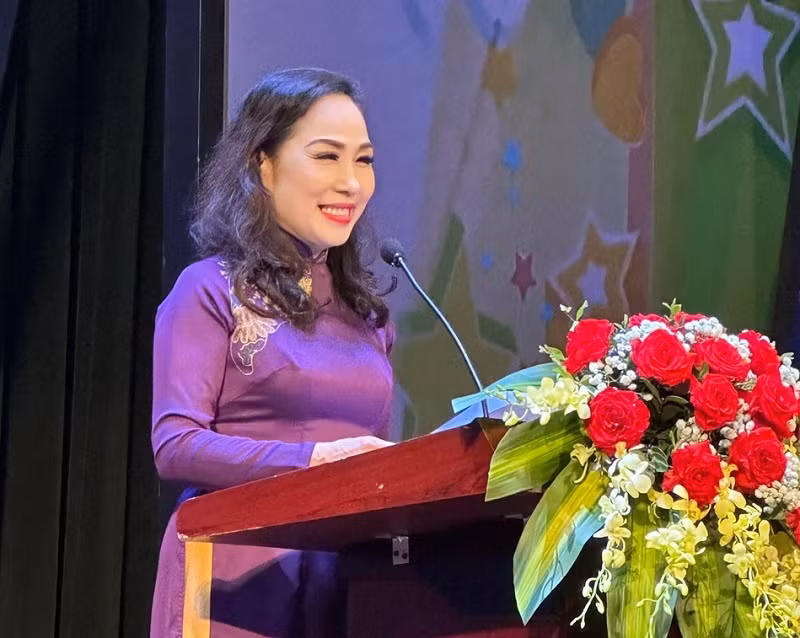 Nghệ sĩ Nhân dân Trịnh Thúy Mùi, Chủ tịch Hội Nghệ sĩ Sân khấu Việt Nam phát biểu bế mạc Liên hoan.