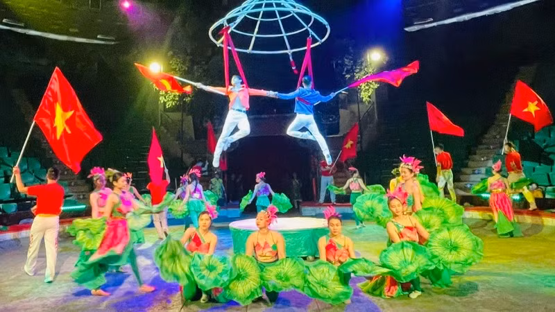 Chương trình có nội dung xuyên suốt ca ngợi Đảng, đất nước và văn hóa truyền thống Việt Nam.