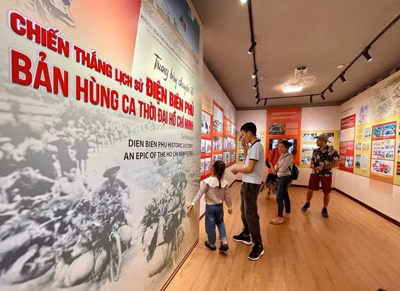 Du khách tìm hiểu về các nội dung trong trưng bày chuyên đề.