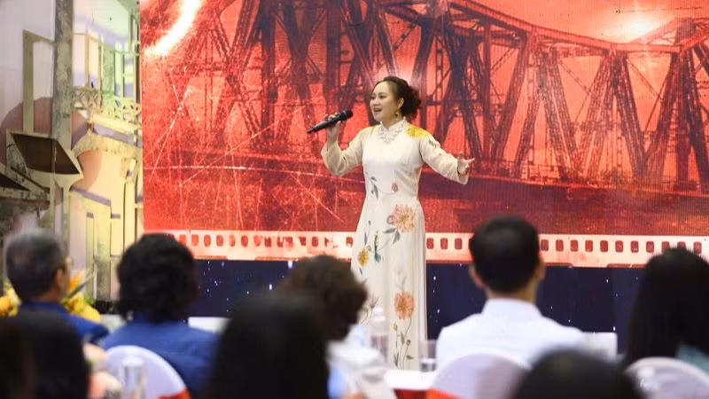 Ca sĩ Khánh Linh mang đến không gian đậm chất Hà Nội qua ca khúc "Hà Nội 12 mùa hoa". (Ảnh: VTV)