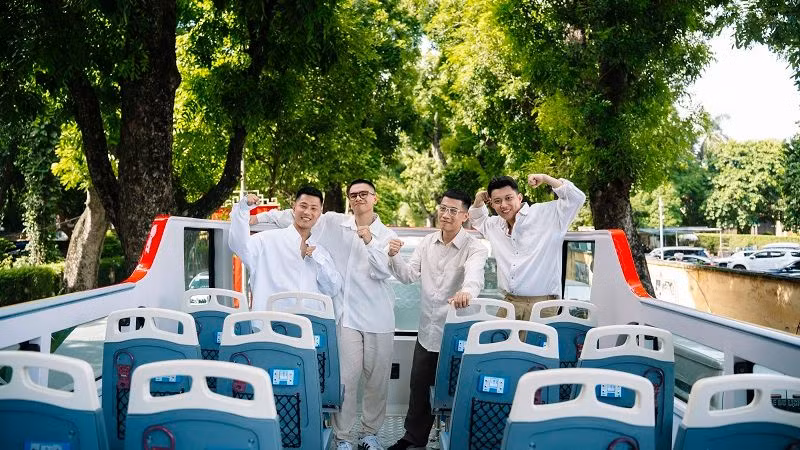 Các nghệ sĩ thực hiện một số cảnh quay trên xe bus 2 tầng trong hành trình khám phá Thủ đô.