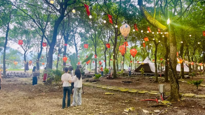 Tham quan không gian cắm trại trong Khu Du lịch Tam Chúc.