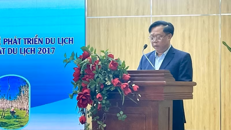 Phó Cục trưởng Cục Du lịch Quốc gia Việt Nam Phạm Văn Thủy trình bày báo cáo.