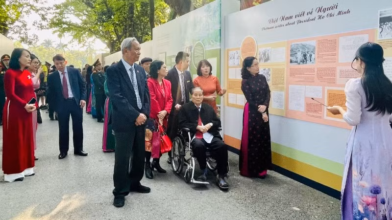 Các đại biểu tham quan không gian Triển lãm.