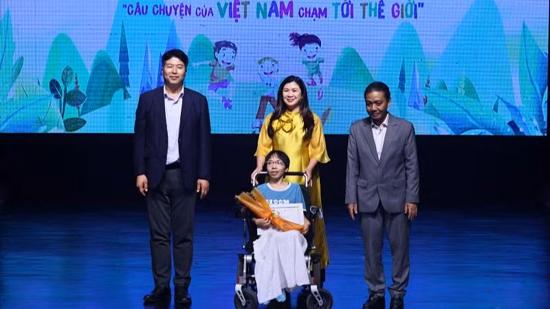 Trao giải Nhất cho tác phẩm “Ước mơ của em” của tác giả Nguyễn Thị Thanh Thanh. (Ảnh: Nhà hát Tuổi trẻ)