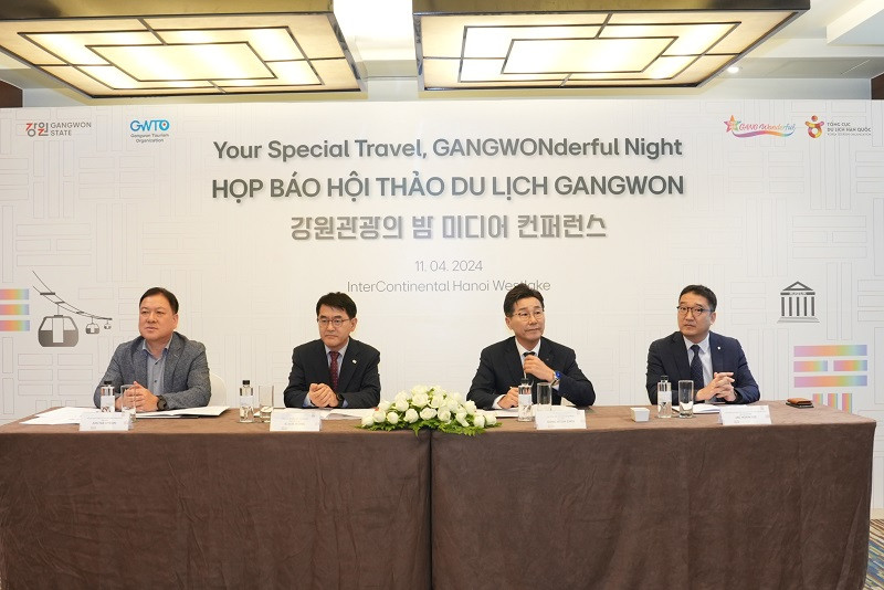 Đại diện Gangwon chia sẻ các thông tin về du lịch.