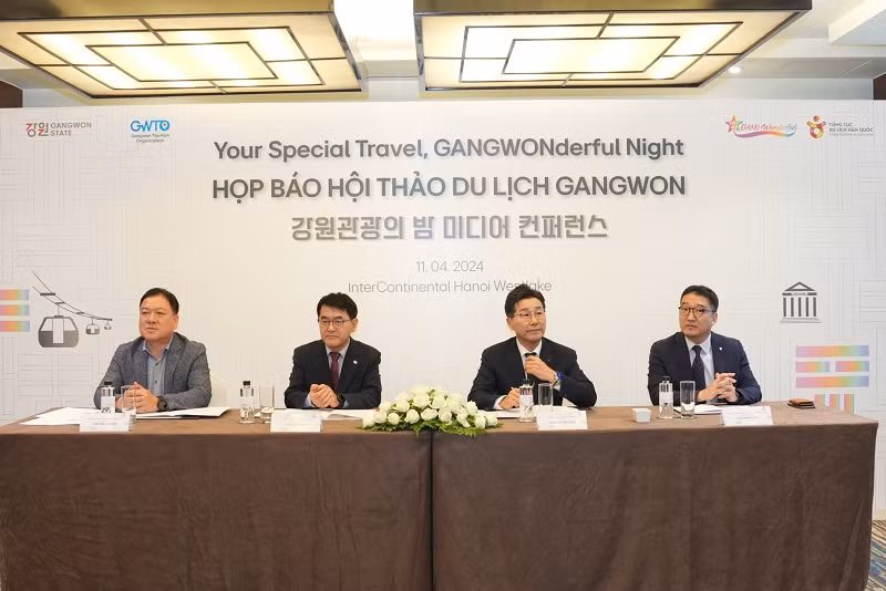 Đại diện Gangwon chia sẻ các thông tin về du lịch.