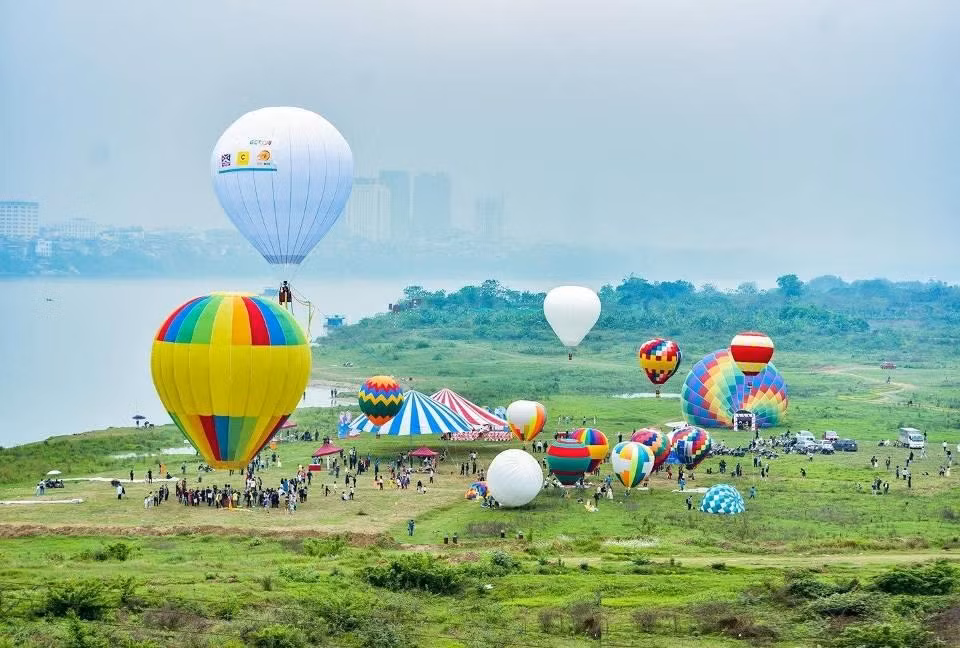 Trình diễn khinh khí cầu trong lễ hội du lịch "Get on Hanoi" tháng 3/2022. Ảnh: C.T (Ảnh minh họa)