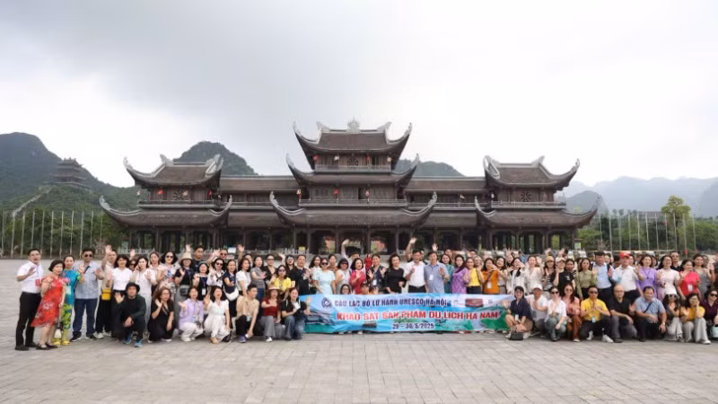 Các thành viên tham gia đoàn khảo sát du lịch Hà Nam.