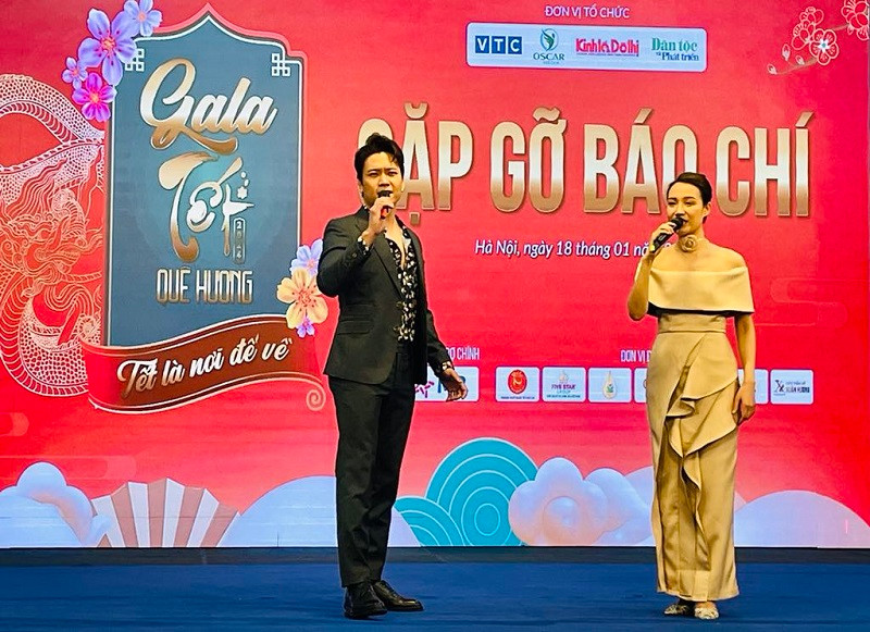 Tiết mục biểu diễn tại buổi gặp gỡ báo chí.
