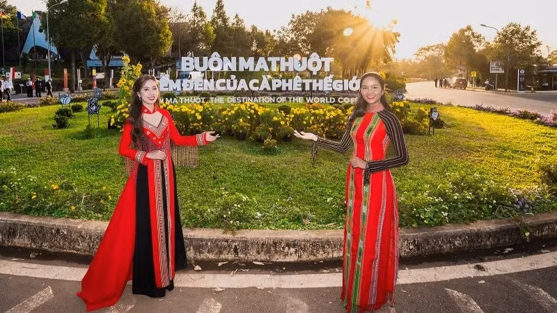 Hoa hậu Đinh Thị Hoa và Hoa hậu H'Hen Niê đảm nhận vai trò là đại sứ truyền thông của Lễ hội. (Ảnh: Ban tổ chức)