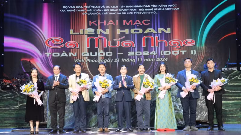 Tặng hoa các thành viên Hội đồng nghệ thuật của Liên hoan. (Ảnh: Cục Nghệ thuật biểu diễn)