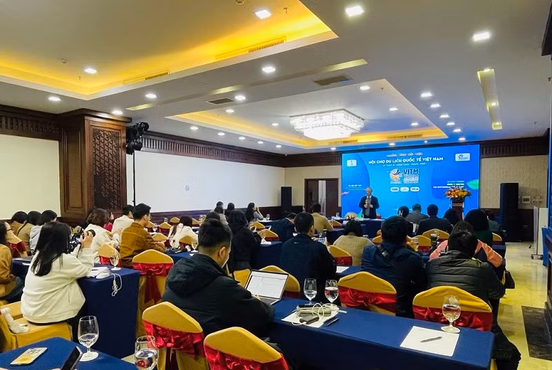 Toàn cảnh buổi gặp gỡ báo chí.