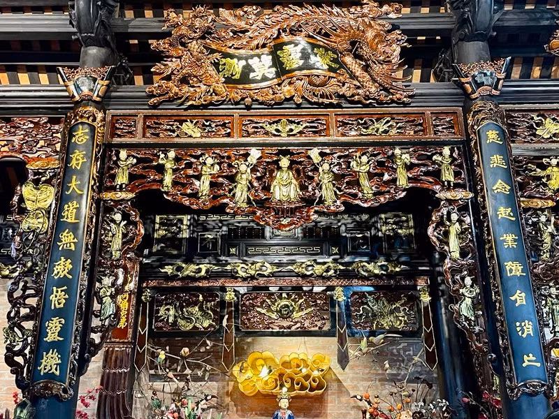 Một phần hệ thống cửa võng Phủ Tiên Hương.