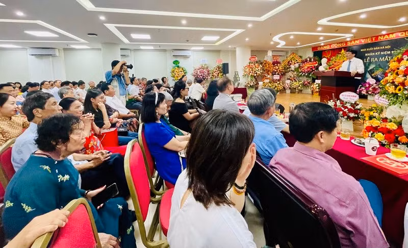 Lễ ra mắt sách thu hút sự quan tâm của đông đảo bạn đọc.