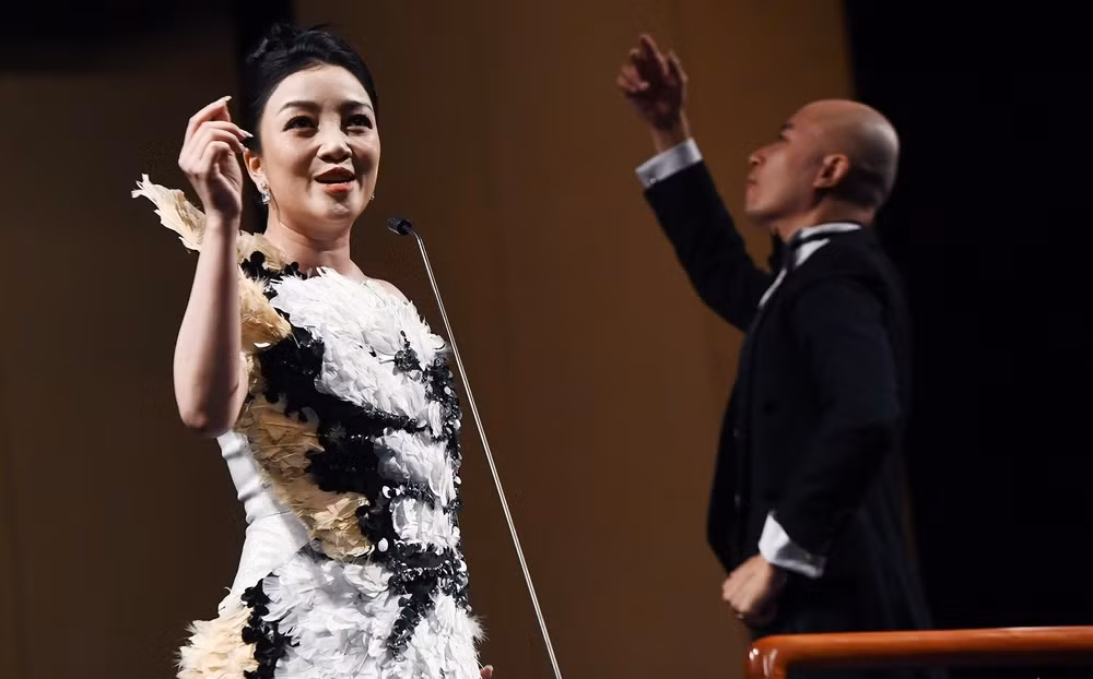 Ca sĩ Phạm Thu Hà thể hiện ca khúc "Đàn chim Việt".