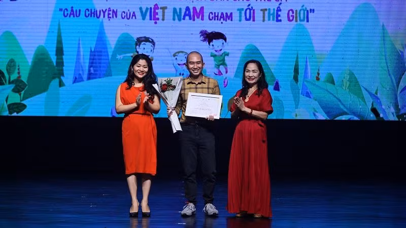 Trao giải Nhì cho tác phẩm “Gà mái biết... gáy” của tác giả Phan Thanh Tùng. (Ảnh: Nhà hát Tuổi trẻ)