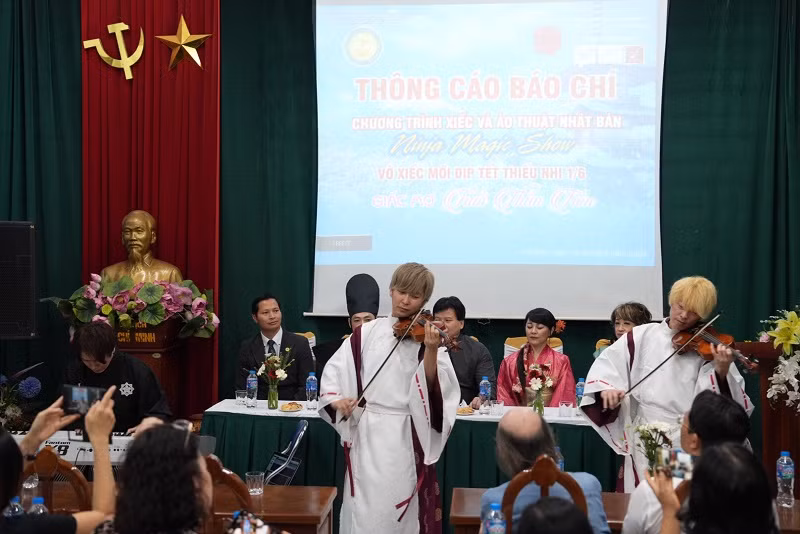 Các thành viên nhóm nhạc Sources chơi nhạc tại buổi gặp gỡ báo chí.(Ảnh: Quang Tấn)