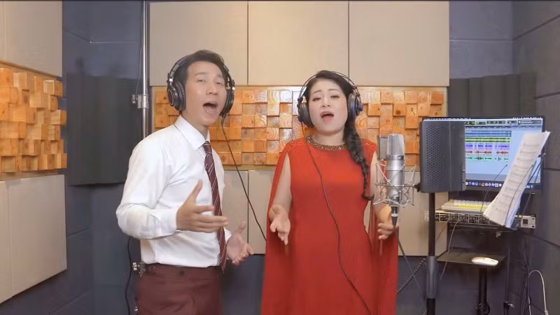 Ca sĩ Anh Thơ và Lê Anh Dũng thu âm ca khúc “Biển trời quê hương”.