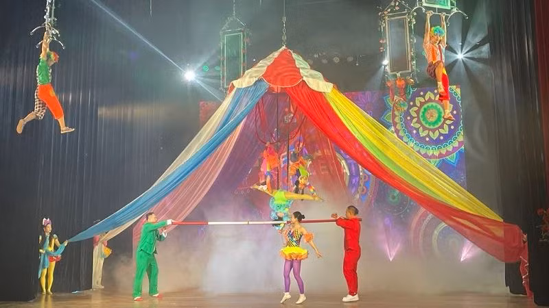 Sân khấu vuông được thiết kế riêng để đáp ứng yêu cầu biểu diễn xiếc và các loại hình nghệ thuật khác.