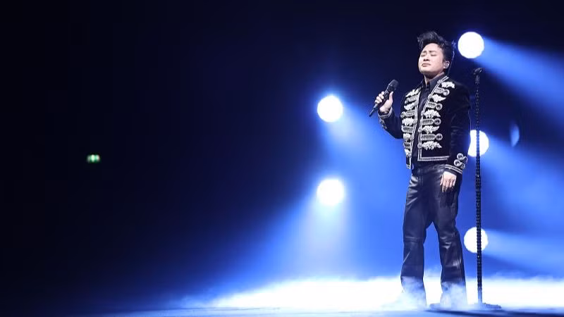 Hát những bài hát về quê hương đất nước là cách Tùng Dương thể hiện tình yêu tối cao nhất trong anh. (Ảnh: Hòa Nguyễn)