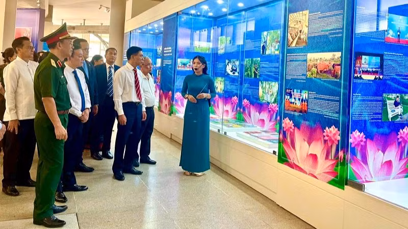 Các đại biểu tham quan Triển lãm. Các đại biểu tham quan Triển lãm.