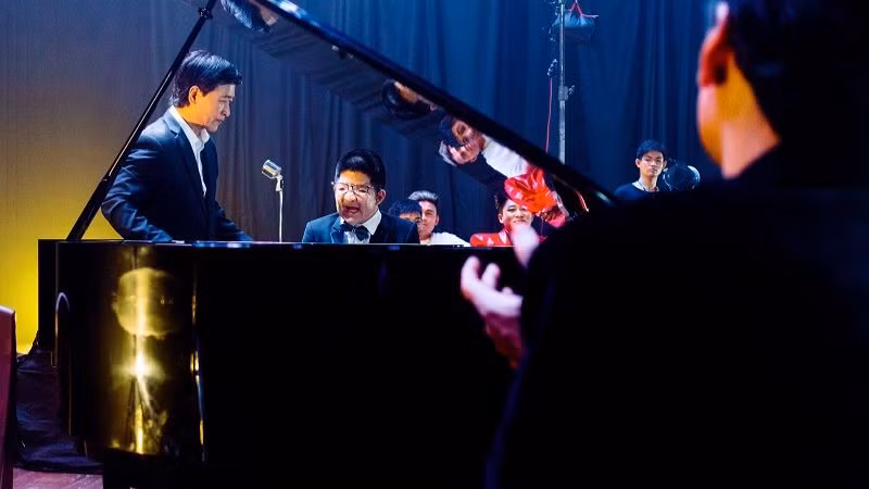 Diễn viên Quốc Tuấn và con trai xuất hiện trong MV của ca sĩ Tùng Dương. (Ảnh: Ê-kíp sản xuất cung cấp)