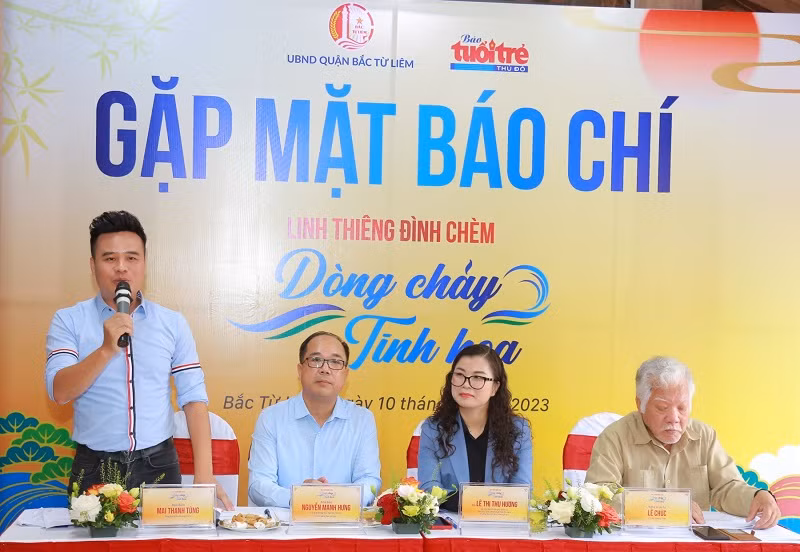 Ban tổ chức và ê-kíp thực hiện chia sẻ thông tin về chương trình.