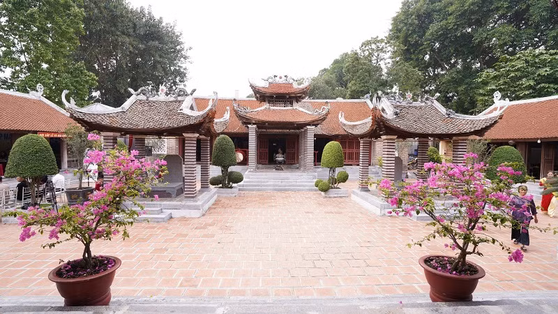 Đình Chèm, Di tích Quốc gia đặc biệt nằm bên bờ sông Hồng.