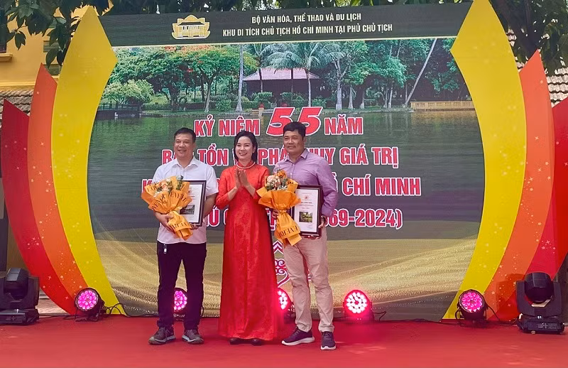 Trao Giải Nhất Cuộc thi nhiếp ảnh “Vẻ đẹp Khu Di tích Chủ tịch Hồ Chí Minh tại Phủ Chủ tịch”. (Ảnh: TRANG ANH)