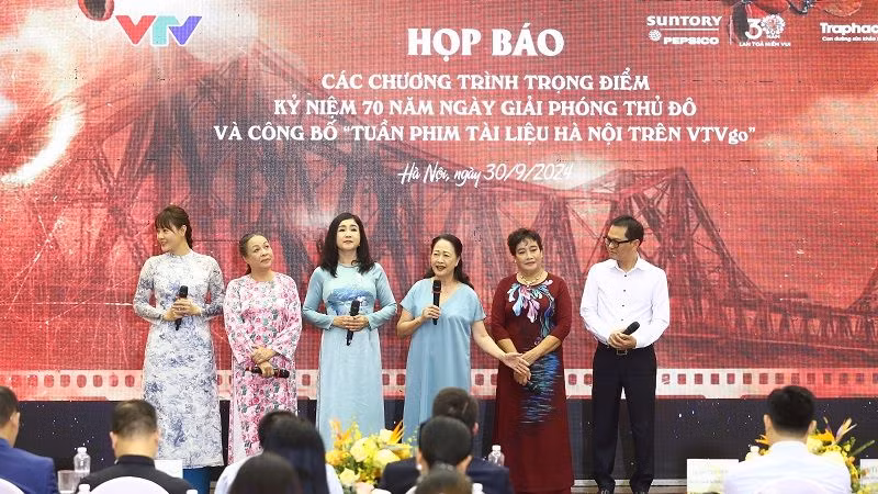 Các nghệ sĩ tham gia giao lưu tại buổi họp báo. (Ảnh: VTV)