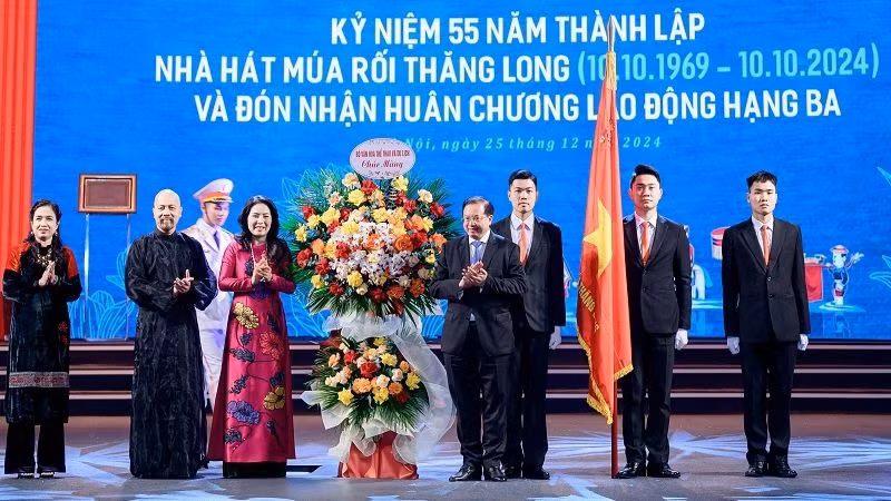 Đại diện lãnh đạo Bộ Văn hóa, Thể thao và Du lịch tặng hoa chúc mừng Nhà hát Múa rối Thăng Long.