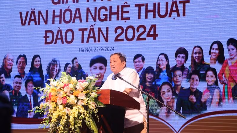 Nhà báo Nguyễn Thế Khoa phát biểu. (Ảnh: Linh Trần)