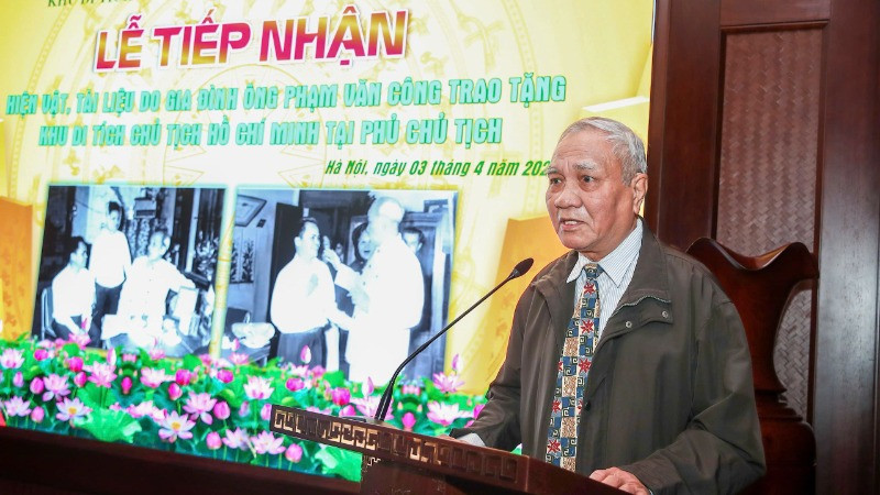 Ông Phạm Văn Đức (con trai cụ Phạm Văn Công) đại diện gia đình phát biểu tại lễ tiếp nhận. (Ảnh: NAM NGUYỄN). Ông Phạm Văn Đức (con trai cụ Phạm Văn Công) đại diện gia đình phát biểu tại lễ tiếp nhận. (Ảnh: NAM NGUYỄN).