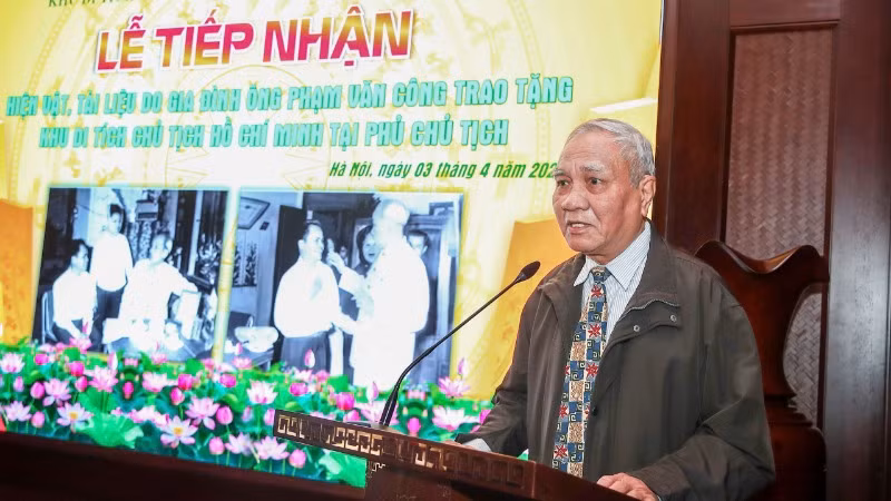 Ông Phạm Văn Đức (con trai cụ Phạm Văn Công) đại diện gia đình phát biểu tại lễ tiếp nhận. (Ảnh: NAM NGUYỄN).