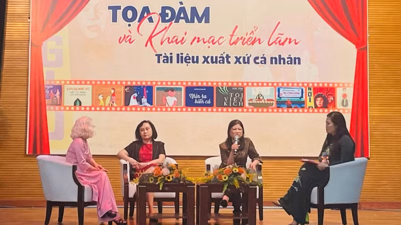 Các đại biểu trao đổi tại tọa đàm. Các đại biểu trao đổi tại tọa đàm.