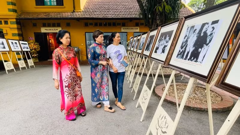 Du khách tham quan triển lãm ảnh tư liệu Bác Hồ.