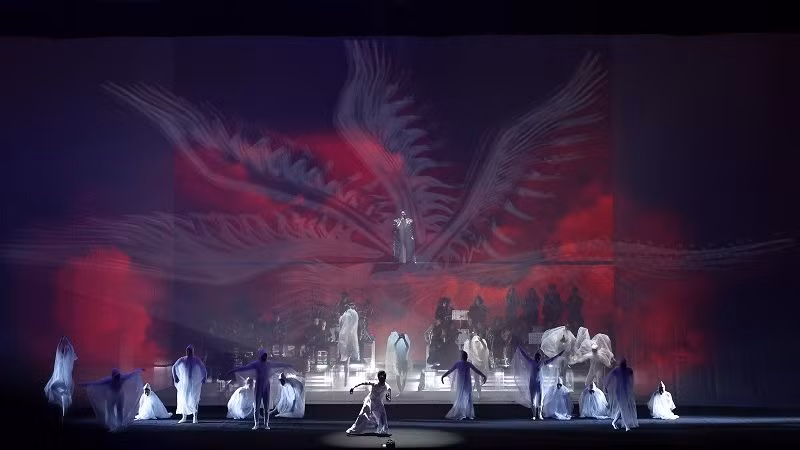 Đêm nhạc gây ấn tượng với phần dàn dựng sân khấu công phu. (Ảnh: Hòa Nguyễn)