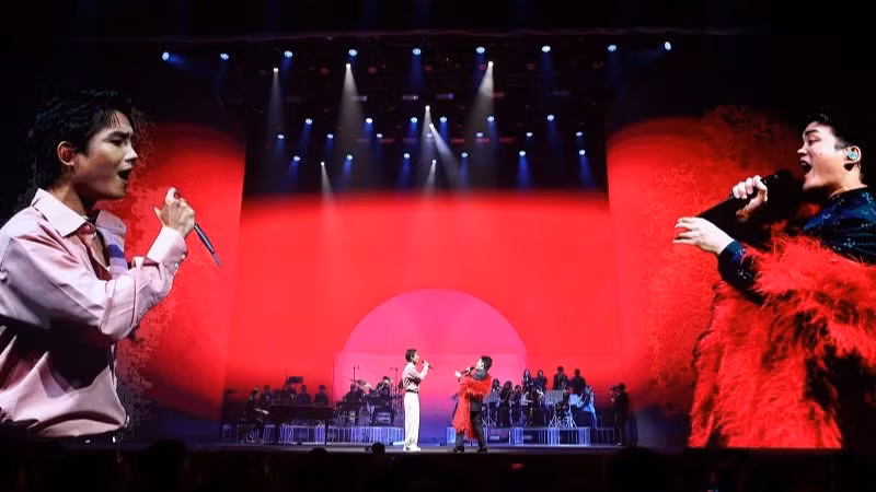 Tùng Dương và Tăng Duy Tân cùng hòa giọng trong đêm nhạc. (Ảnh: Hòa Nguyễn)