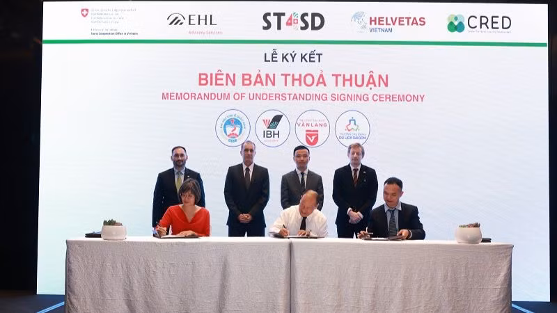 Ký kết Biên bản thỏa thuận ghi nhớ hợp tác giữa các đơn vị tham gia chương trình. 