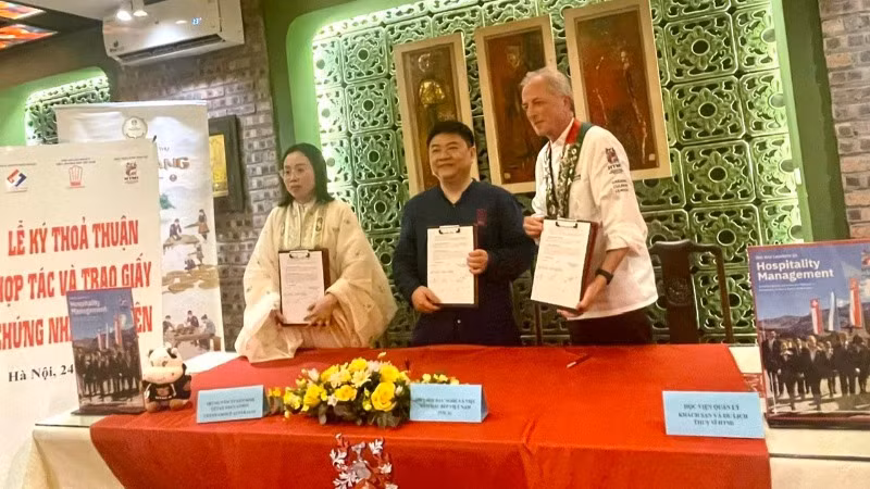 Đại diện các bên ký kết thỏa thuận hợp tác.