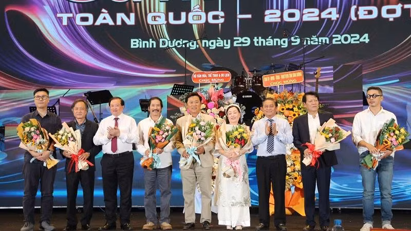 Tặng hoa các thành viên Hội đồng nghệ thuật Liên hoan. (Ảnh: Ban tổ chức)