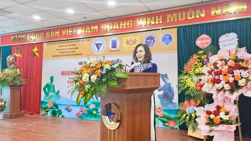 Tiến sĩ Nguyễn Thị Kim Oanh, Chủ tịch Hội đồng Viện Nghiên cứu Danh nhân phát biểu khai mạc. (Ảnh: ĐÌNH TOÁN)