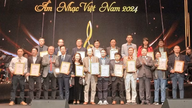 Trao giải cho các tác giả đạt giải C. (Ảnh: THU HƯƠNG)