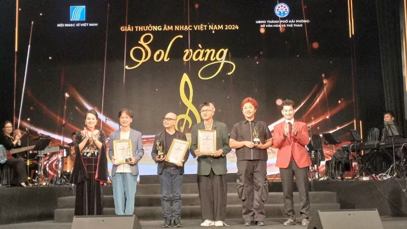 Trao giải cho các nghệ sĩ có tác phẩm đạt giải “Sol Vàng”. (Ảnh: THU HƯƠNG)