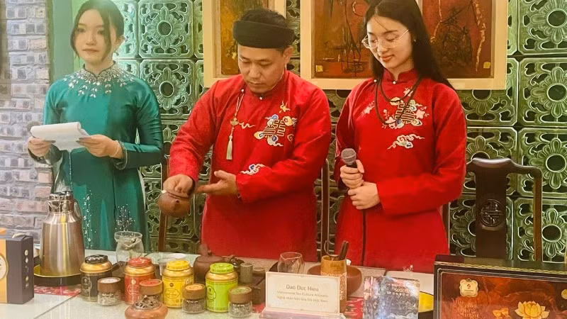 Nghệ nhân trà Đào Đức Hiếu (giữa) giới thiệu về văn hóa trà Việt Nam. Nghệ nhân trà Đào Đức Hiếu (giữa) giới thiệu về văn hóa trà Việt Nam.