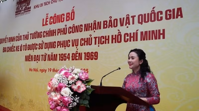Giám đốc Khu Di tích Chủ tịch Hồ Chí Minh tại Phủ Chủ tịch Lê Thị Phượng phát biểu.